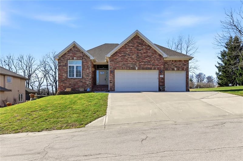 1637 Hedgewood Ln, Lee's Summit, MO 64081