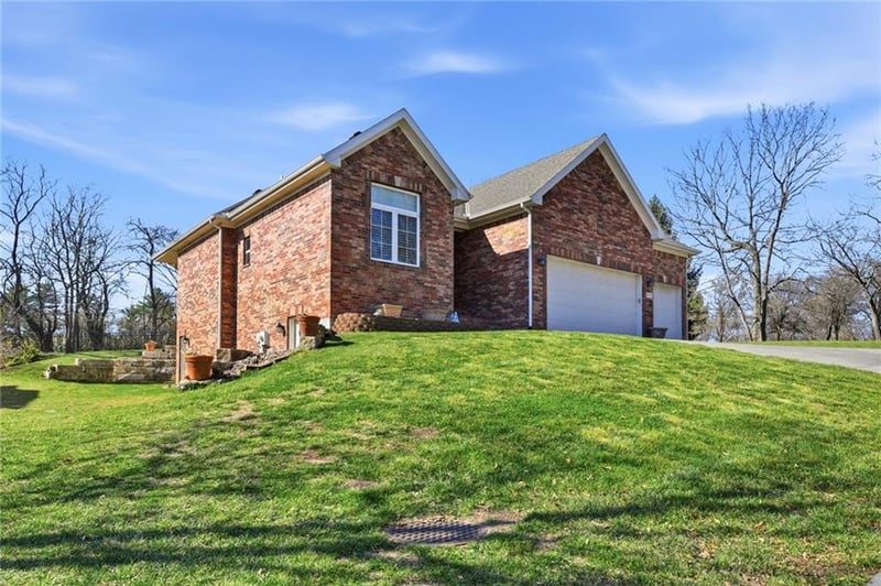 1637 Hedgewood Ln, Lee's Summit, MO 64081