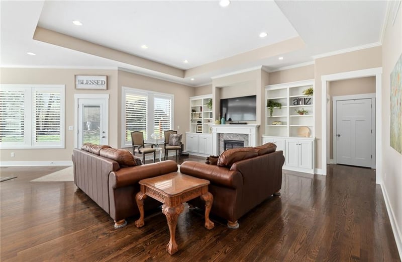 1637 Hedgewood Ln, Lee's Summit, MO 64081