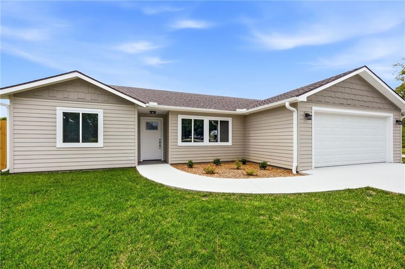 209 2nd St, Creighton, MO 64739