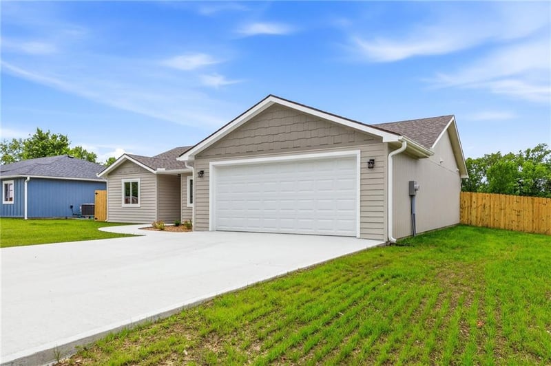209 W 2nd St, Creighton, MO 64739