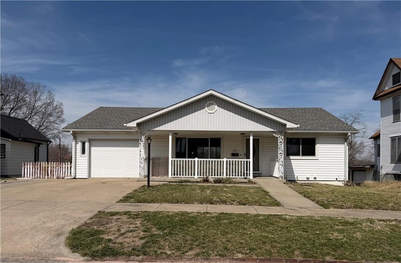 325 4th St, Maryville, MO 64468