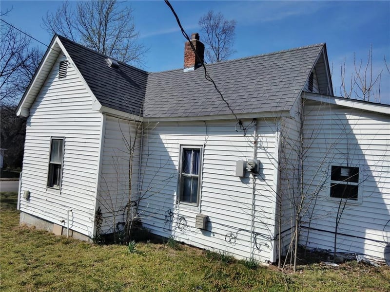 1142 S River St, Carthage, MO 64836
