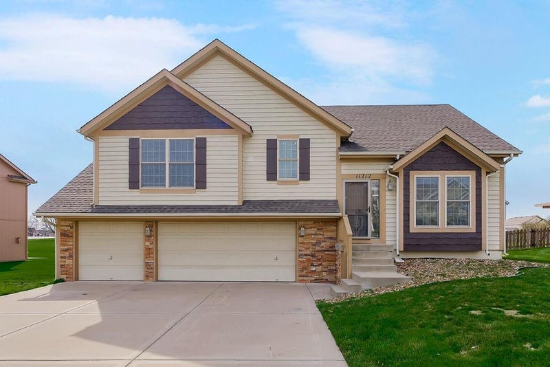 11212 Summit St, Kansas City, MO 64155