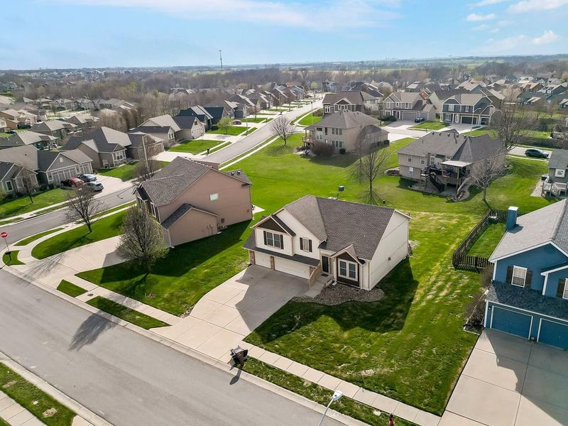 11212 Summit St, Kansas City, MO 64155