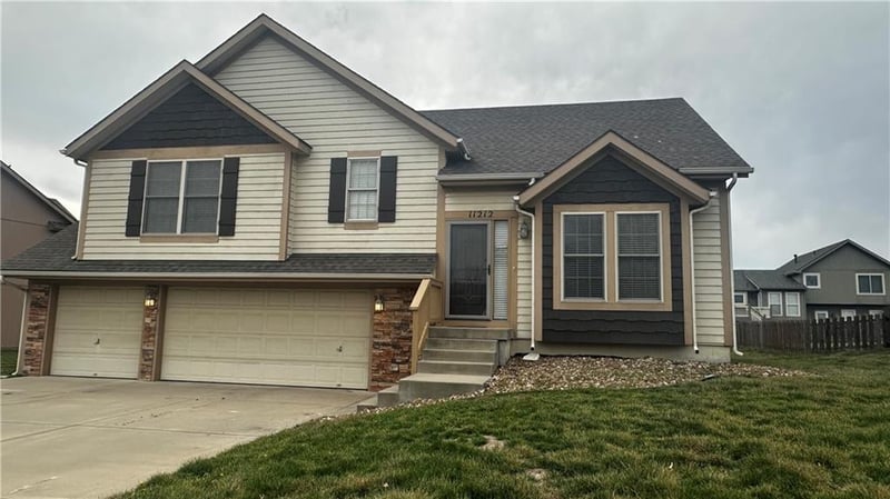 11212 Summit St, Kansas City, MO 64155