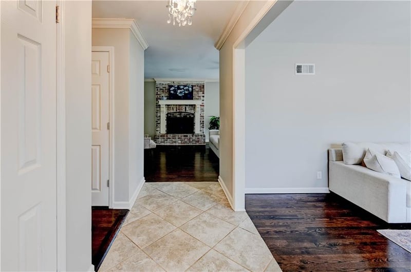 10708 Saint Catherines Ln, Kansas City, MO 64137