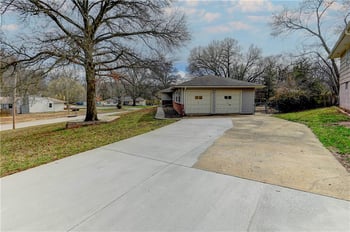 10708 Saint Catherines Ln, Kansas City, MO 64137