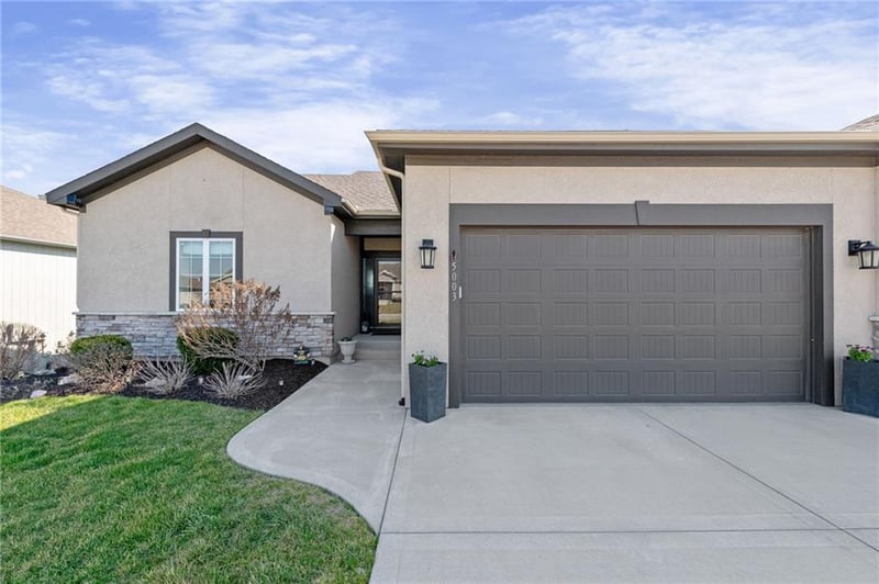 5003 145th St, Basehor, KS 66007