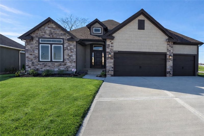 6934 102nd St, Kansas City, MO 64156