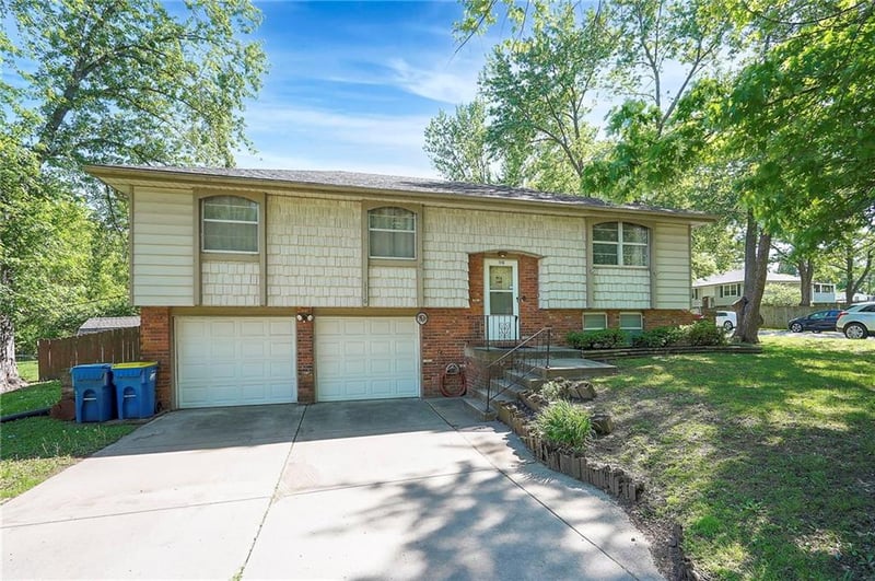 1116 Owen Dr, Liberty, MO 64068