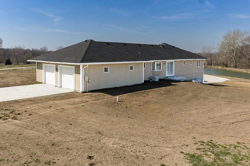 18846 182nd St, Tonganoxie, KS 66086