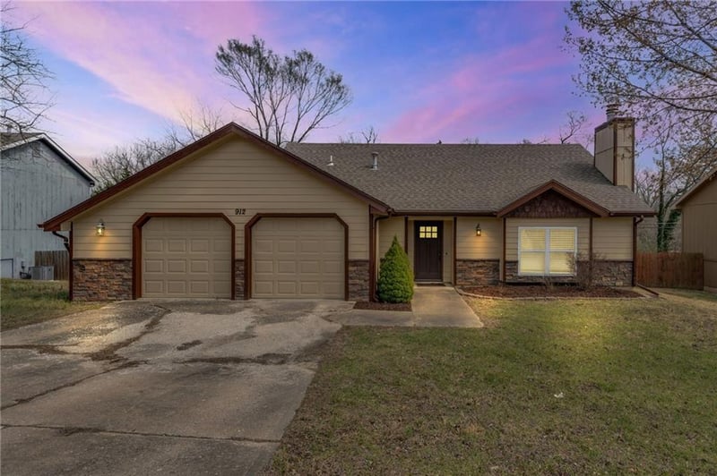 912 Chalk Hill Ct, Lawrence, KS 66049