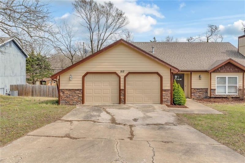 912 Chalk Hill Ct, Lawrence, KS 66049