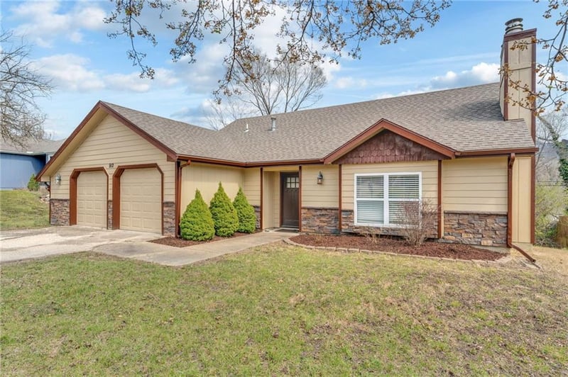 912 Chalk Hill Ct, Lawrence, KS 66049