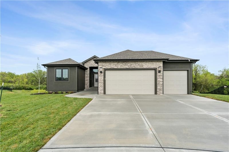 7810 NW Cadwallder St, Kansas City, MO 64152