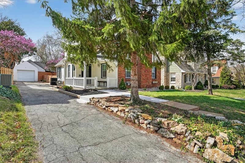 6846 Locust St, Kansas City, MO 64131