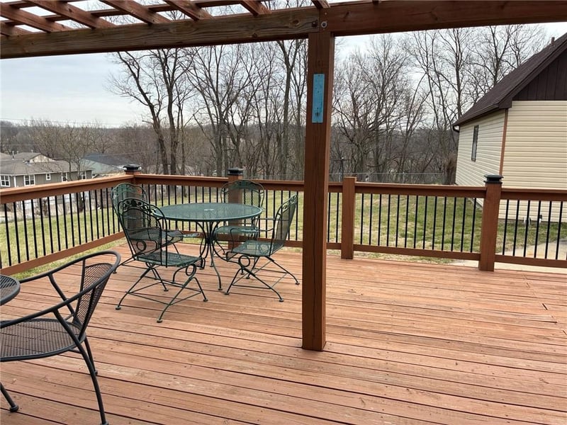 11017 Crooked Rd, Kansas City, MO 64152
