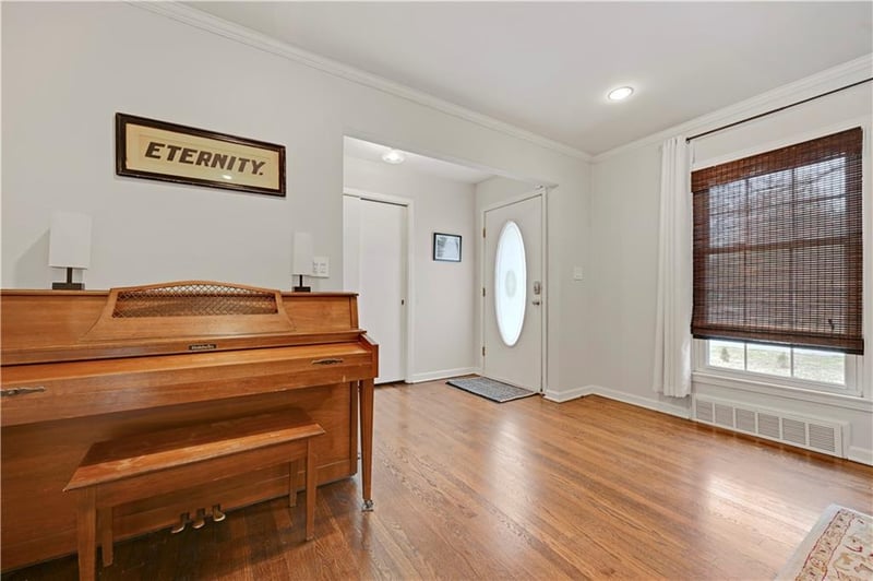 9709 State Line Rd, Kansas City, MO 64114