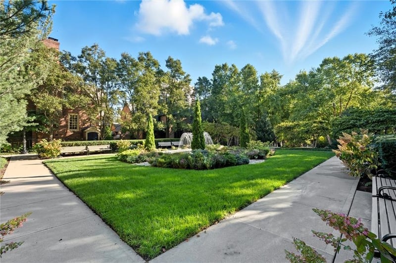 4950 Central St #702, Kansas City, MO 64112