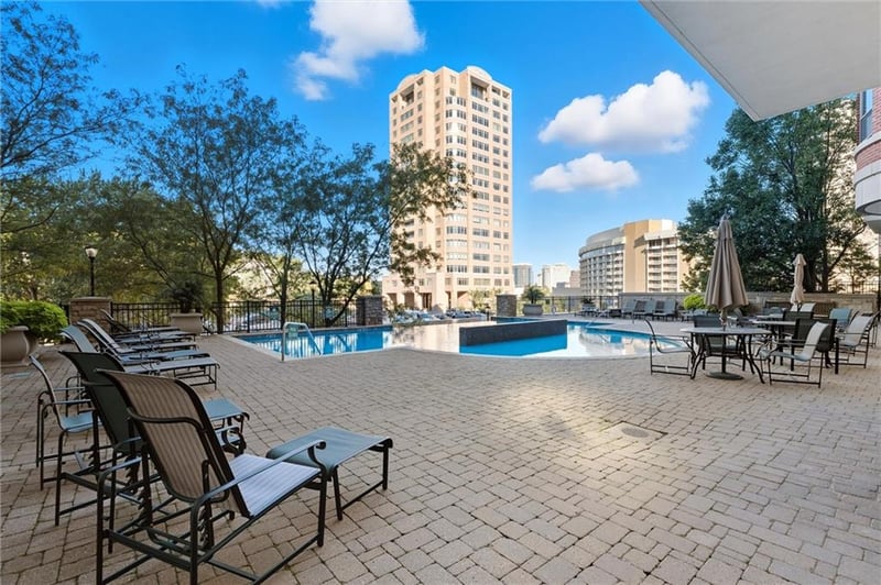 4950 Central St #702, Kansas City, MO 64112