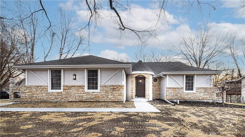 16900 49th Ter, Independence, MO 64055