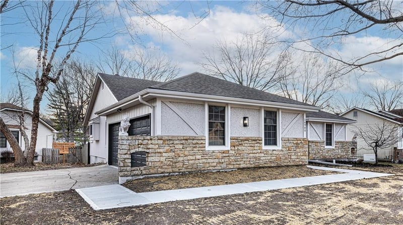 16900 49th Ter, Independence, MO 64055