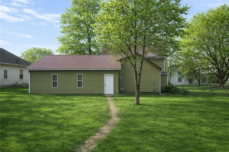 511 Main St, Corder, MO 64021