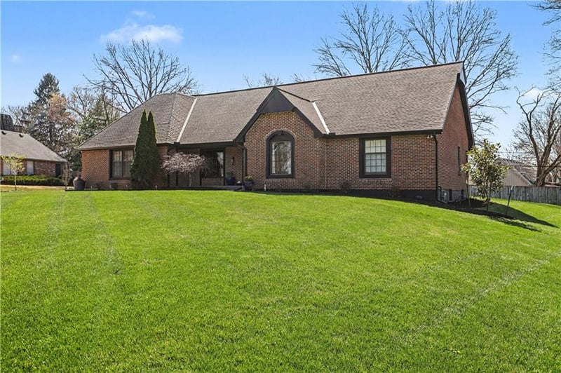 1027 W Burning Tree Dr, Kansas City, MO 64145