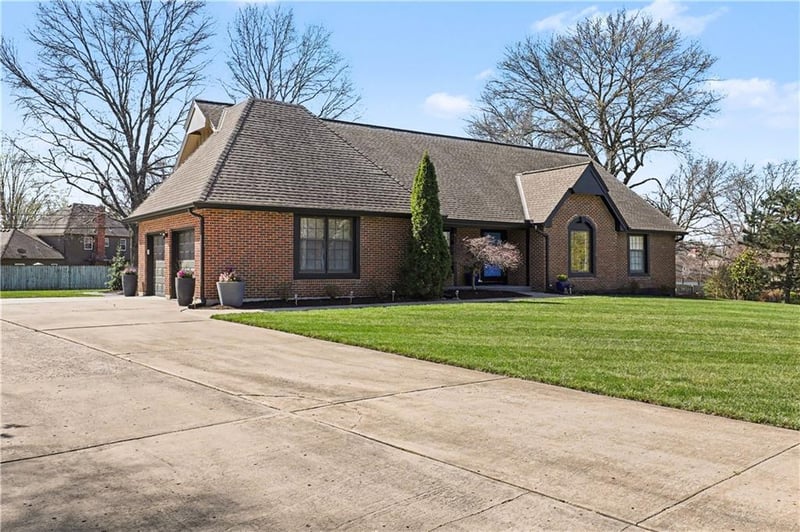 1027 W Burning Tree Dr, Kansas City, MO 64145
