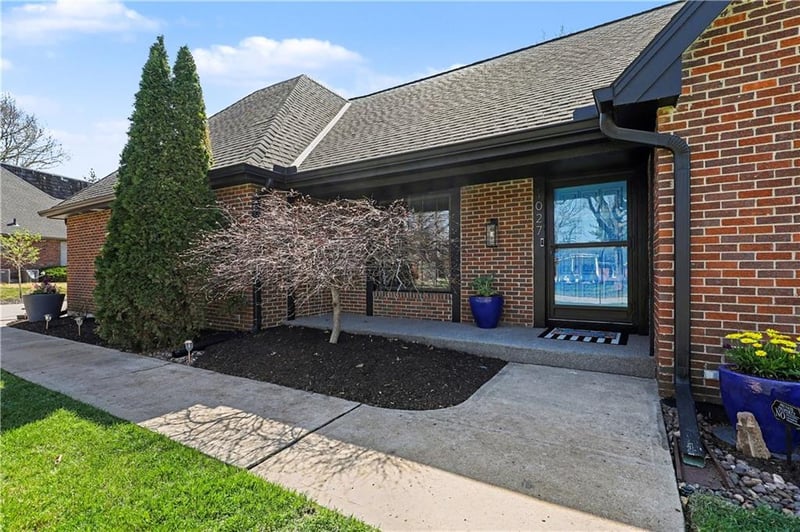 1027 W Burning Tree Dr, Kansas City, MO 64145