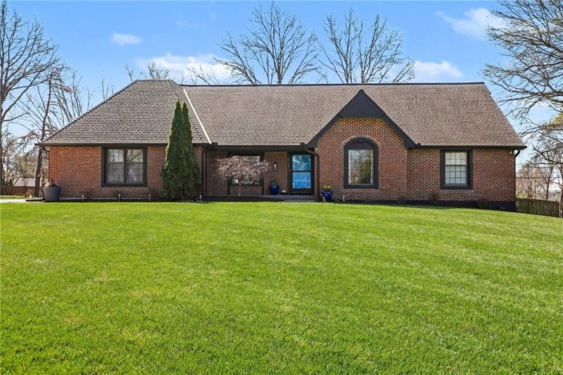 1027 W Burning Tree Dr, Kansas City, MO 64145