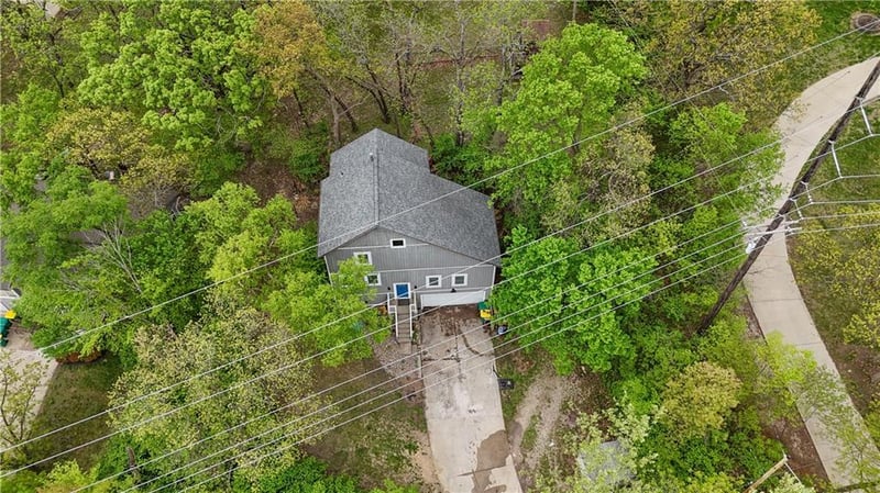 13341 Metropolitan Ave, Bonner Springs, KS 66012
