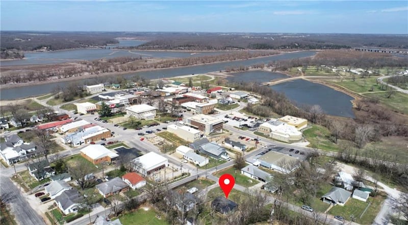 425 Pine St, Osceola, MO 64776