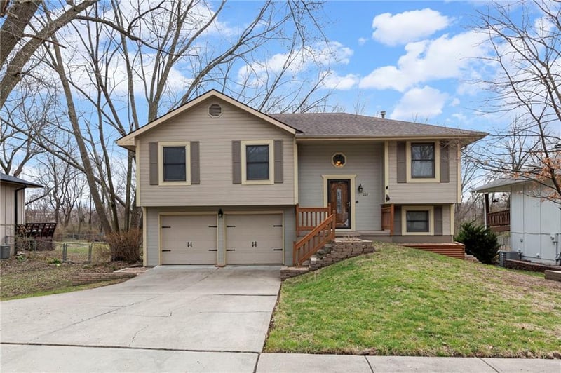 227 109th St, Kansas City, MO 64155