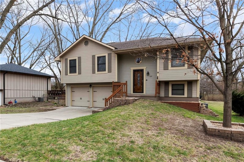 227 109th St, Kansas City, MO 64155