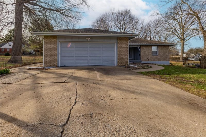 10105 35th St, Independence, MO 64052