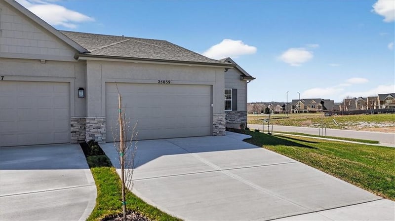 25039 94th Ter, Lenexa, KS 66227