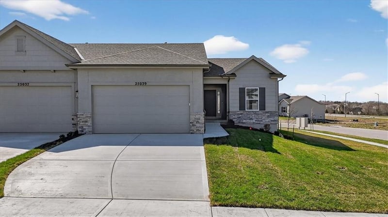 25039 94th Ter, Lenexa, KS 66227