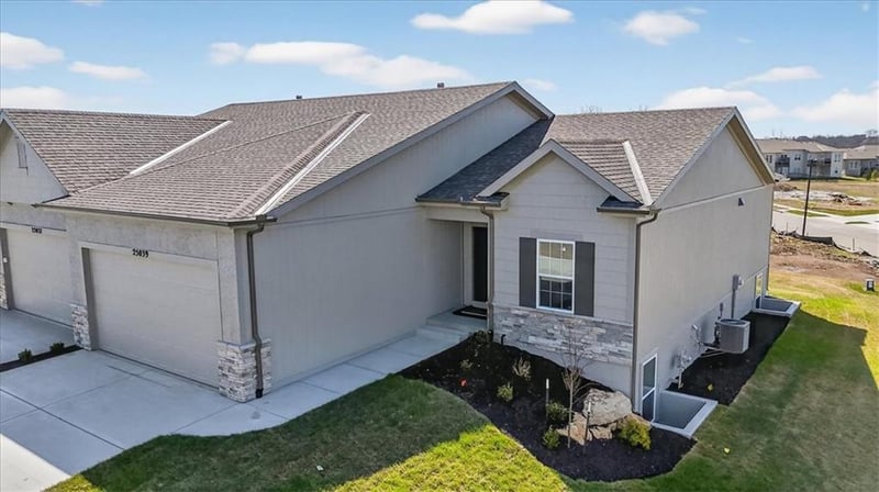 25039 94th Ter, Lenexa, KS 66227