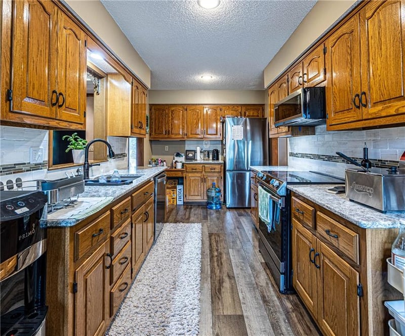 1804 Nicklaus Dr, Clinton, MO 64735