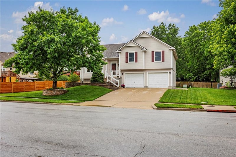 15678 Lindenwood Dr, Olathe, KS 66062
