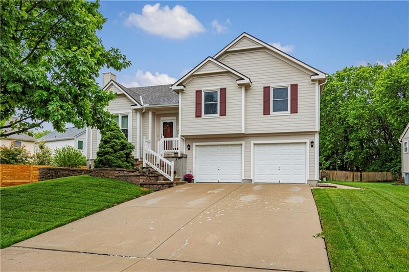 15678 Lindenwood Dr, Olathe, KS 66062