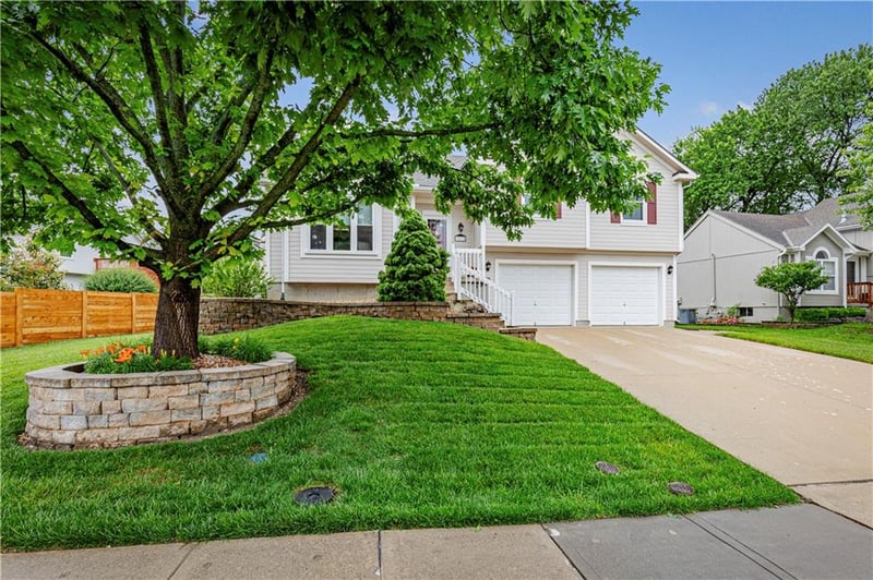 15678 Lindenwood Dr, Olathe, KS 66062