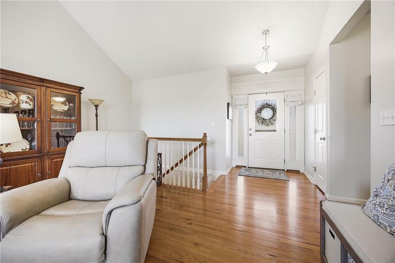 1609 Dalton Dr, Lee's Summit, MO 64081