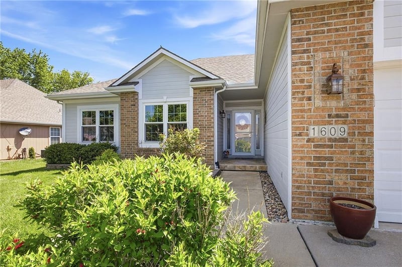1609 Dalton Dr, Lee's Summit, MO 64081