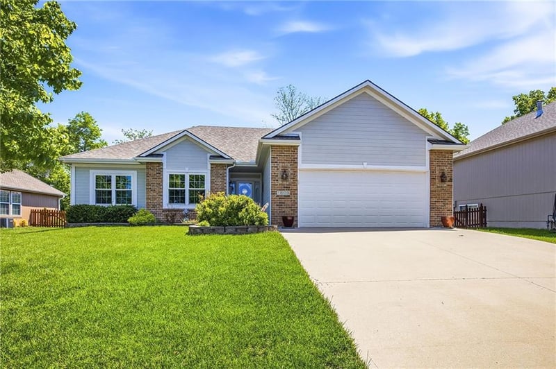 1609 Dalton Dr, Lee's Summit, MO 64081