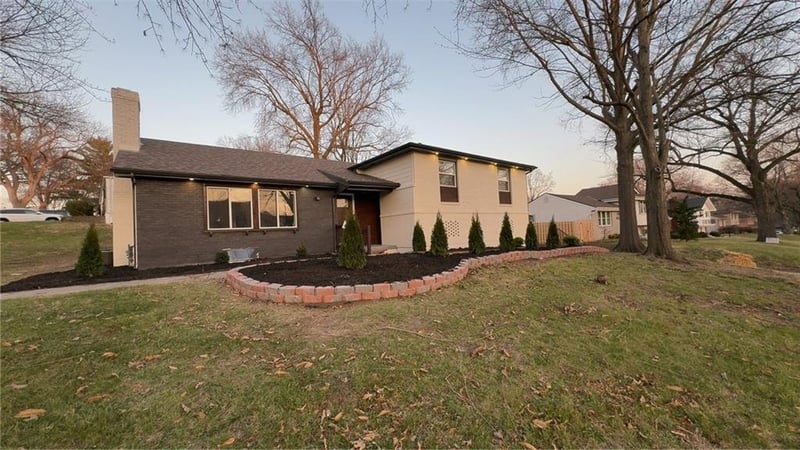 8701 Ward Pw, Kansas City, MO 64114