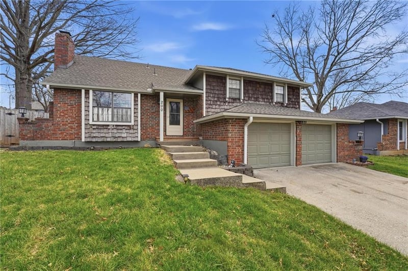 200 Sherri Ln, Blue Springs, MO 64014