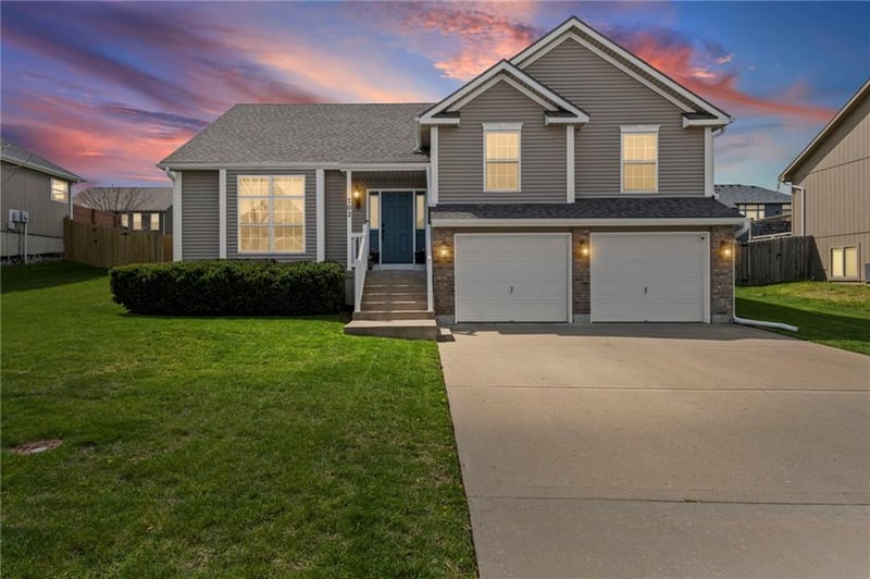 702 Eagle Dr, Grain Valley, MO 64029
